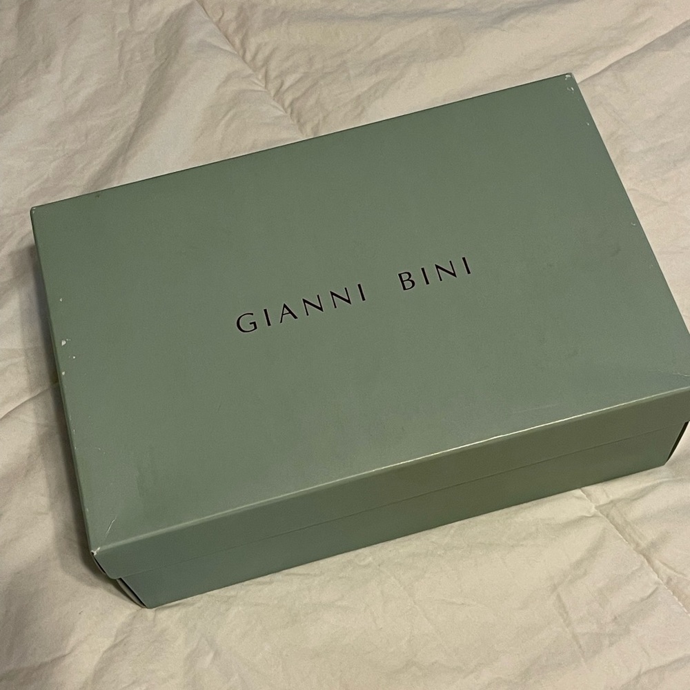 Brand new in box, never worn Gianni Bini pumps - Picture 3 of 7